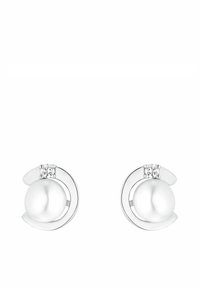 Orecchini in tono argento con sfere di perla bianca liscia, dettagli curvati e piccoli cristalli trasparenti nella parte superiore per un tocco in più.