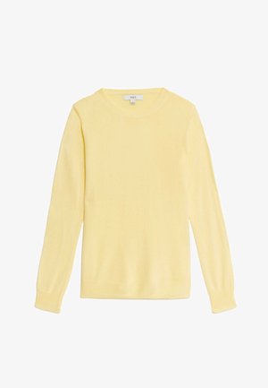 Geel gebreide trui met een ronde hals en lange mouwen. Zachte textuur, regular fit, geribbelde boorden aan de mouwen en zoom. Etiket zichtbaar bij de hals.