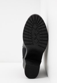 Thumbnail Image 7