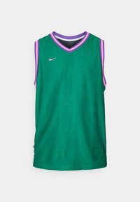 Jersey de baloncesto sin mangas de color verde con un cuello en V en morado y rosa, patrones texturizados y un pequeño logo blanco de Nike en el pecho.