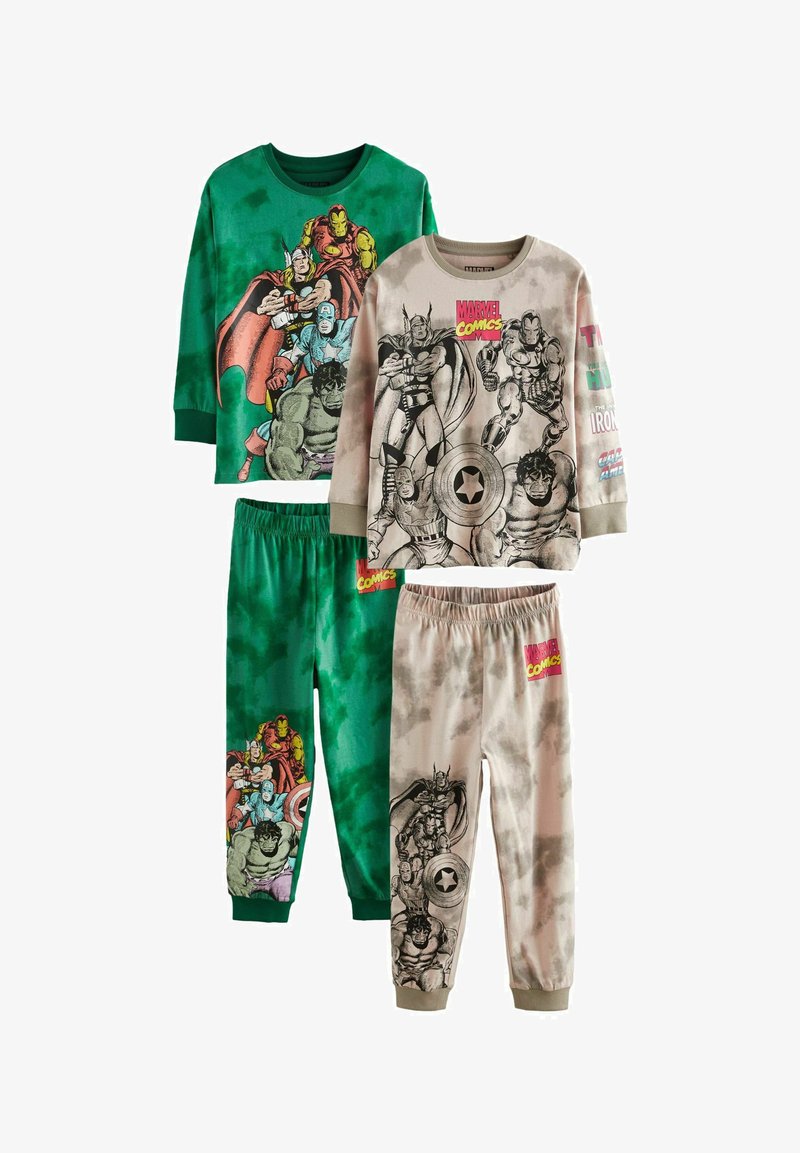 Twee sets kinderpyjama's: een groene top met superhelden en een beige top met strippatronen, beide gecombineerd met bijpassende broeken met vergelijkbare ontwerpen.
