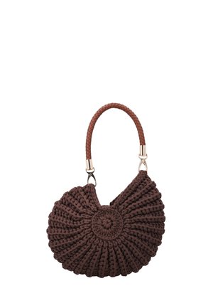 Borsa a tracolla rotonda marrone intrecciata con manico corto intrecciato e accessori dorati su sfondo bianco.