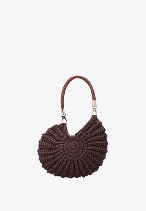 Geantă de mână rotundă împletită maro, cu mâner scurt împletit și accesorii aurii pe fundal alb.