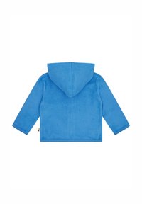 Giacca in pile blu con cappuccio, dotata di maniche lunghe e una texture morbida. Dettagli notevoli includono una piccola etichetta decorativa sul lato.