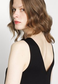 DRYKORN RESIMA - Robe en jersey - black