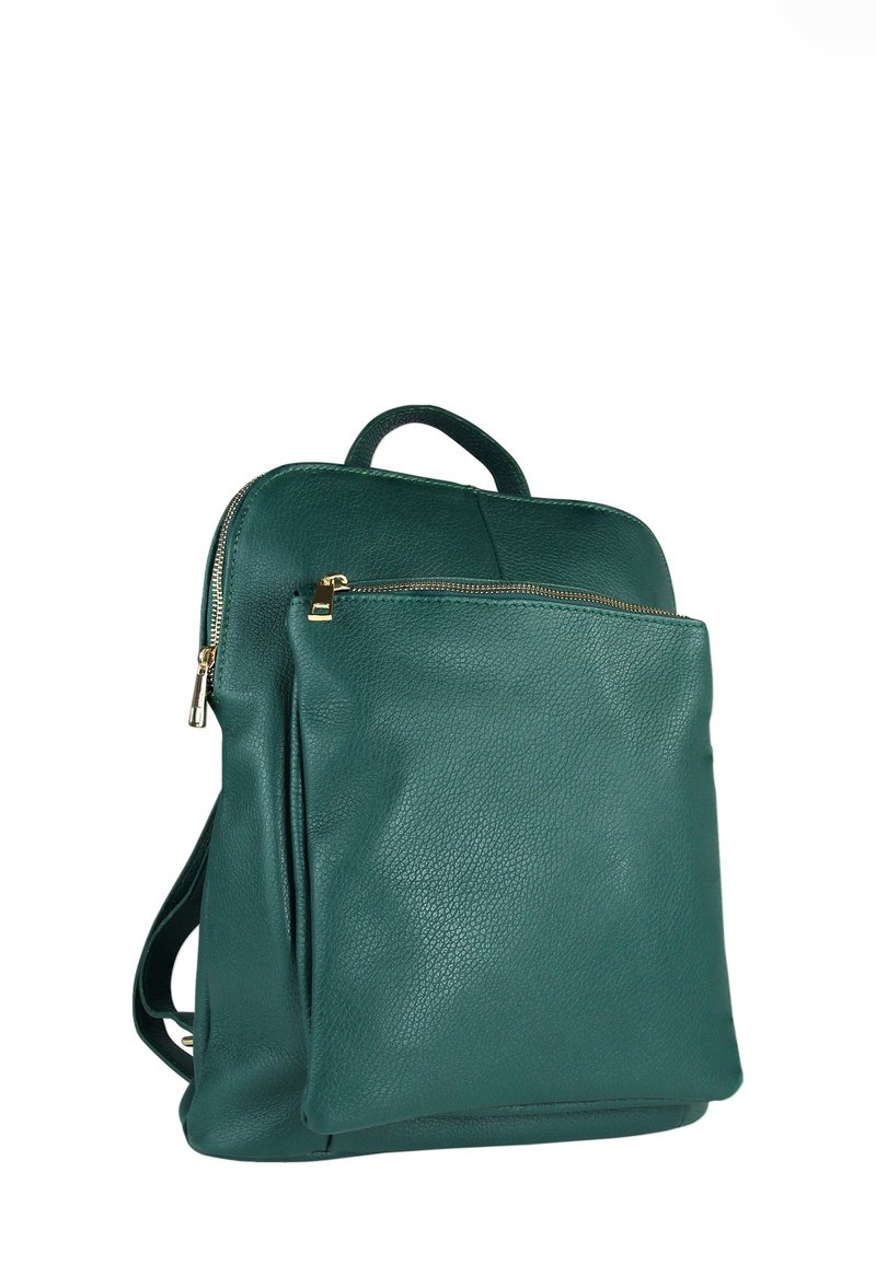 Sac à dos en cuir vert foncé avec une grande poche frontale zippée, une poignée supérieure et des bretelles réglables.