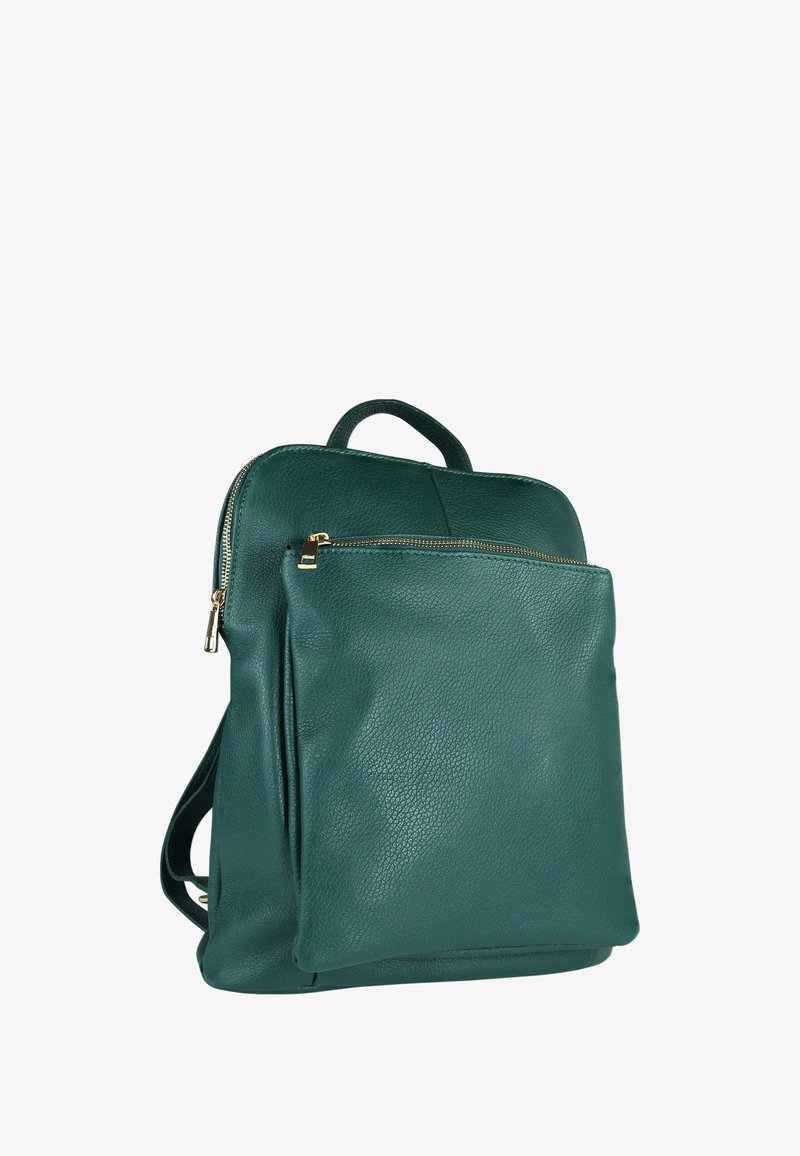 Sac à dos en cuir vert foncé avec une grande poche frontale zippée, une poignée supérieure et des bretelles réglables.