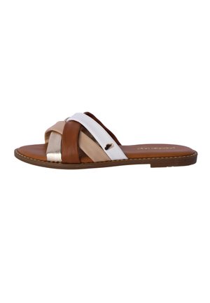 Sandalia plana marrón tipo slide con tiras cruzadas en blanco, beige, metálico y marrón, con un pequeño detalle de corazón en la tira blanca.