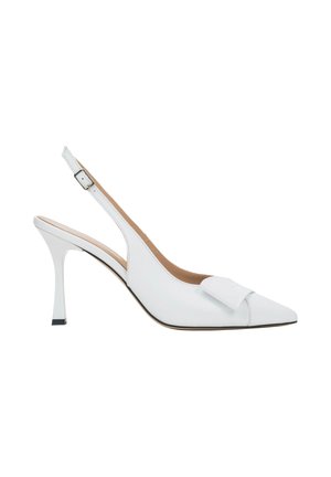 Biały skórzany but na wysokim obcasie typu slingback z ostrym noskiem i ozdobną kokardką na górze.