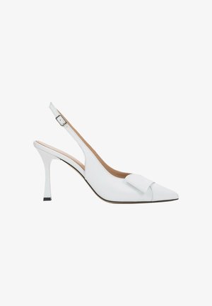 Biały skórzany but na wysokim obcasie typu slingback z ostrym noskiem i ozdobną kokardką na górze.
