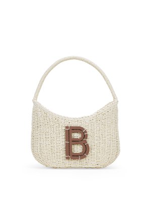 Bolso de mano blanco tejido con un mango curvado y un prominente logo marrón "B" en la parte frontal, que destaca por su superficie texturizada y diseño minimalista.