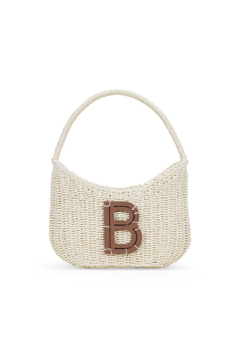Borsa a tracolla bianca intrecciata con manico curvo e un evidente logo "B" marrone sul davanti, che mostra una superficie testurizzata e un design minimalista.
