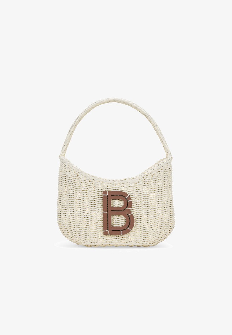 Bolso de mano blanco tejido con un mango curvado y un prominente logo marrón "B" en la parte frontal, que destaca por su superficie texturizada y diseño minimalista.