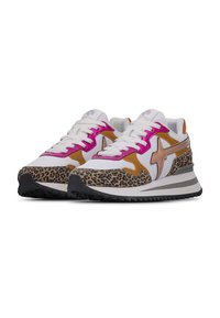Sneaker con una parte superiore in rete bianca, accenti marroni e stampa leopardo, dettagli rosa e una suola nera texturizzata.