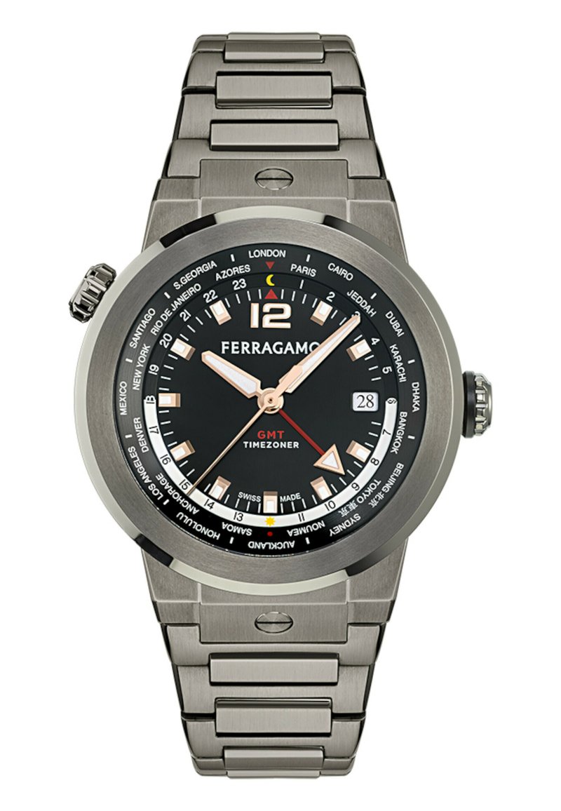 Reloj Ferragamo GMT con un dial negro, caja de acero inoxidable en tono plateado y pulsera de eslabones. Presenta manecillas luminosas y nombres de ciudades alrededor del bisel.