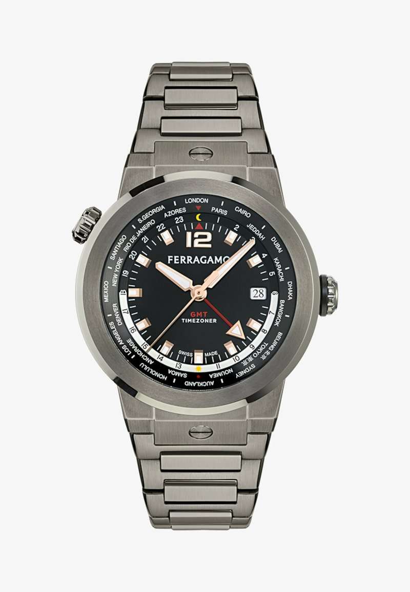 Ferragamo GMT kell musta tahhiga, hõbedase tooni roostevabast terasest korpus ja lingikett. Omab helendavaid näppe ja linnade nimesid ümber külje.