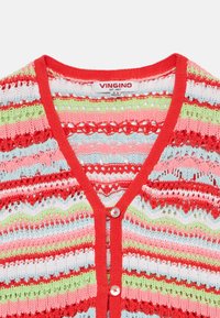 Cardigan en tricot avec un col en V, présentant des rayures rouges, roses, vertes et bleu clair. Fermeture à boutons notable et motif ajouré sur l'ensemble.