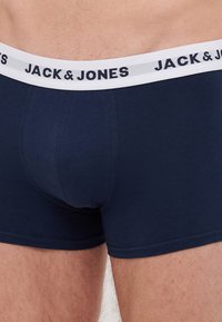 Navy Baumwoll-Boxershorts mit einem weißen elastischen Bund, der das Logo "JACK & JONES" in dunkler Schrift trägt; maßgeschneiderter Schnitt, glatte Textur.