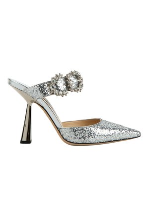 Zilveren glitter hoge hak mule met puntige neus en decoratieve kristallen gespsluiting over de bovenkant.