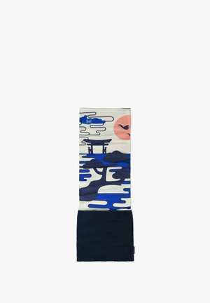 Tubo de cuello multicolor hecho de una tela suave, con patrones de árboles y nubes en azul y blanco, acompañado de un sol rosa. La sección inferior es de forro polar azul marino.