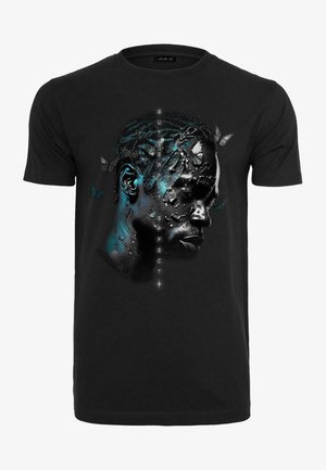 Schwarzes Baumwoll-T-Shirt mit einem grafischen Druck eines Gesichts in Blau- und Grautönen, verziert mit Schmetterlingen und dem Text "BUTTERFLY EFFECT."