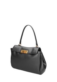 Borsa a spalla in pelle nera con una forma strutturata, patta superiore piatta, chiusura in metallo dorato e una tracolla singola. Texture liscia.