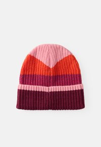 Bonnet en tricot avec une texture côtelée présentant un design en blocs de couleur dans des teintes de rose, orange et bordeaux. Haut arrondi avec ourlet replié.