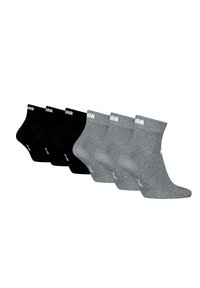 Drei Paar Knöchelsocken in Schwarz und zwei Grautönen. Gefertigt aus einem weichen Stoff mit einem gerippten Bund und einem Logo nahe dem Knöchel.
