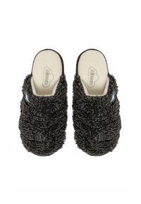 Zapatillas de casa negras y peludas con un upper de tejido texturizado, diseño de parte trasera abierta y suave forro interior. Presentan un acento de logo azul en el lado.