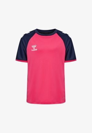 Pink sportstrøje med marineblå raglanærmer. Har rund halsudskæring og hvidt logo på brystet. Tekstureret, letvægtsstof.