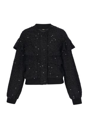 Fekete, texturált bomberdzseki flitteres díszítéssel, fodros részletekkel az ujjakon, elülső zsebfedőkkel, valamint bordázott mandzsettákkal és szegéllyel.