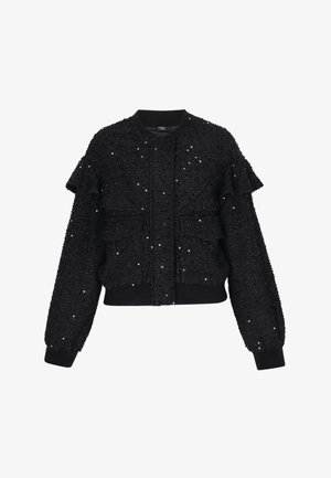 Fekete, texturált bomberdzseki flitteres díszítéssel, fodros részletekkel az ujjakon, elülső zsebfedőkkel, valamint bordázott mandzsettákkal és szegéllyel.