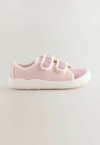 Baskets pour enfants rose clair avec semelle blanche et deux brides ajustables à scratch, en tissu.