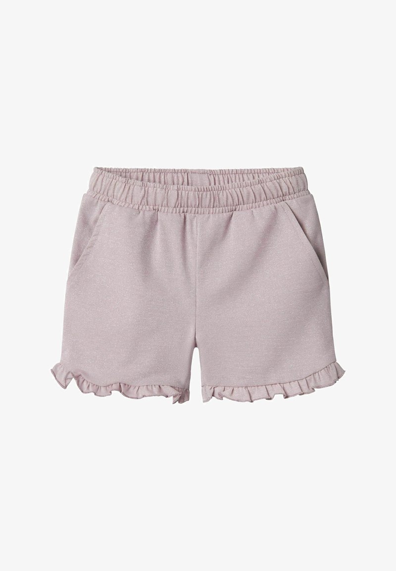 Pantalones cortos de color rosa claro, hechos de una tela suave, con una cintura elástica, bolsillos laterales y dobladillos con volantes. Textura lisa con un brillo sutil.