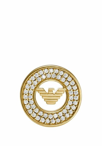Pendente circolare d'oro con un emblema centrale di un'aquila, circondato da pietre chiare scintillanti, con una finitura liscia e lucida.