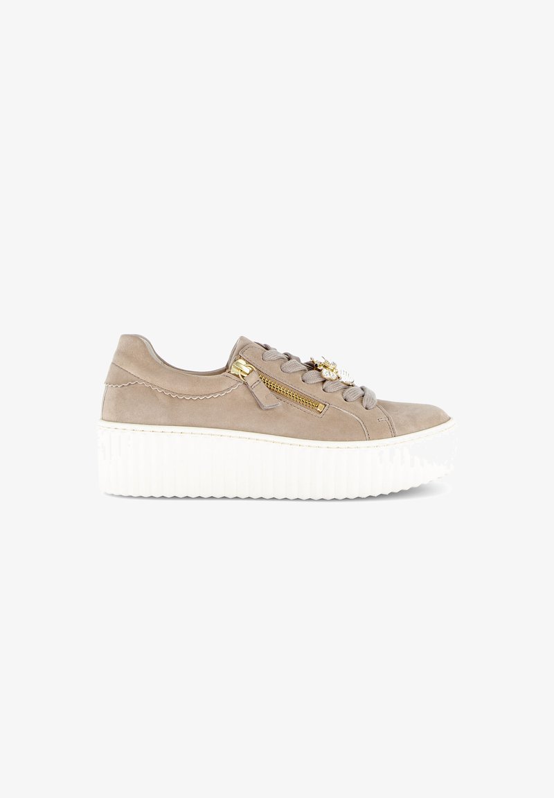Baskets à plateforme en daim beige avec semelle épaisse blanche à rainures, fermeture éclair latérale dorée, lacets beige et pendentif décoratif en or et perle sur le dessus.