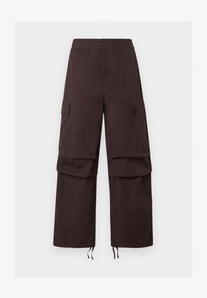 Calças cargo castanhas com um design de perna larga, cintura elástica e múltiplos bolsos laterais. Feitas de um tecido resistente com uma textura suave.