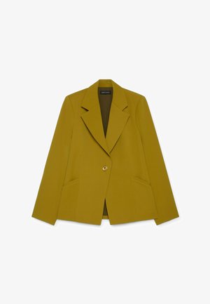 Blazer pour femmes jaune moutarde à un bouton, avec revers crantés et deux poches avant, posé à plat sur fond blanc.