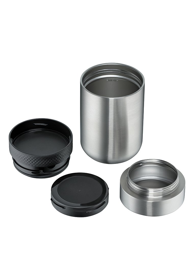 Stalowa próżniowa butelka z trzema zakrętkami: jedną czarną teksturowaną zakrętką, jedną czarną gładką zakrętką i jedną metaliczną zakrętką.