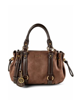 Bruine leren Liu Jo handtas met donkerbruine handgrepen, gouden bevestigingen, verstelbare riem en logo-bedel tegen een witte achtergrond.