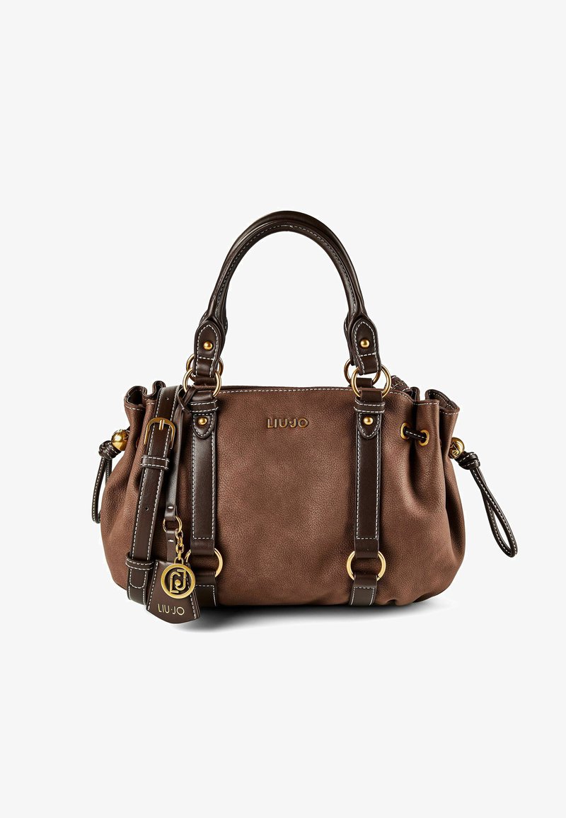 Bolso Liu Jo de cuero marrón con asas de color marrón oscuro, detalles dorados, correa ajustable y charm con logo sobre fondo blanco.