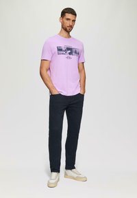 s.Oliver MIT CREW NECK UND FRONTPRINT - Printtipaita - lavendel