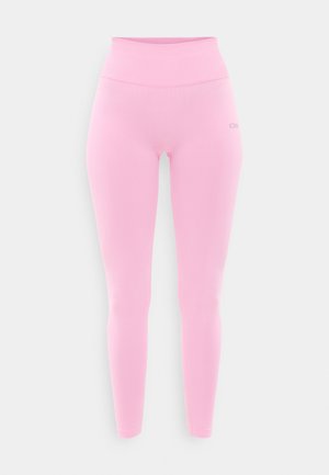 Colanți fără cusături, roz deschis, cu talie înaltă și croială slim, fabricați din material elastic, afișați pe un fundal alb simplu.