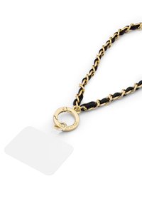 Zwarte en gouden ketting met een cirkelvormige sluiting. Aan de sluiting is een transparante labelhouder bevestigd. Het ontwerp van de ketting bestaat uit door elkaar geweven schakels.