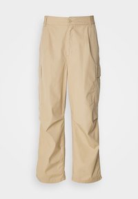 Beige cargo bukser med en afslappet pasform, som har to sidelommer, en knaplukning og et let tekstureret stof.