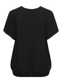Blouse noire à manches courtes avec motif à pois texturé, encolure arrondie, bords de manches festonnés et ourlet froncé en bas.