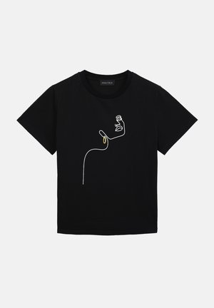 Svart T-skjorte med korte ermer og minimalistisk hvit linjekunst av et ansikt som har på seg en gul ringøredobber foran.