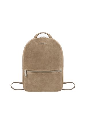 Beige suède rugzak met een ronde vorm, voorzien van een voorzak met rits en een handvat aan de bovenkant. Merknnaam "RYŁKO" is op de voorkant geperst.