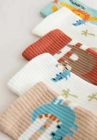 Calzini colorati per bambini con texture a coste; i design includono animali e motivi in tonalità di blu, arancione, bianco e marrone.