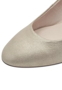 Ballerines en or métallique avec une finition texturée, bout pointu et profil bas. L'intérieur est lisse et de couleur claire. Aucun matériel visible.